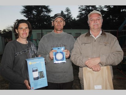Rosalyn en Daniel Poulter is opgewonde om die nuwe LED-sonkragligte te toets. Heel regs is Trevor Roberts, eienaar van Conserv Sekuriteit.
