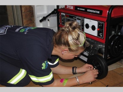 Shanelle Gordon, a paramedic from Vitalmed busy assembling the brand-new generator for Deon Nel, a motor neuron disease sufferer from Noordheuwel.