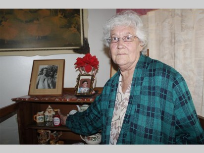Alida Jordaan, 70, van Luipaardsvlei met die Gemengde Speserye-blikkie wat sy in 1961 by Checkers in Germiston gekoop het. Vandag pronk dit in haar vertoonkas.