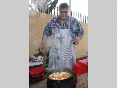 Blikkies Blignaut van Benoni is seker dat sy potjie die beoordelaars tevrede sal stel.