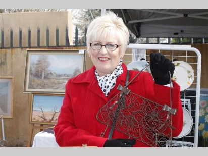 Cathryn Turnbull, 'n vrywilliger van Hospice met van die goedere wat hulle ook in hul winkels te koop aanbied.