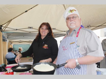 Lize Combrink en Tisa Theart besig om heerlike pannekoeke op te tower.