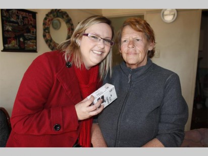 news redakteur Janine Viljoen en Poppie Mosters. Sy het nie 'n selfoon gehad voordat die news haar besoek het nie.