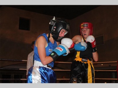 Lizell Du Plooy (links) van die South Hills Boksklub het die geveg teen Nikita Wolff (regs) verloor.