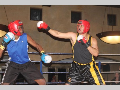 Marlon Dunn, 'n werknemer van Avianto in Muldersdrift (regs) wat vir die boks aand verantwoordelik is moes die handdoek ingooi toe Collin Majoba (links) se vuiste te warm geword het.