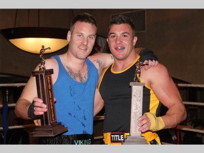 Ashley van Wyk (regs) van die Avianto Boksklub in Tarlton het Kevin Stelzer (links) in die bokskryt oorwin.