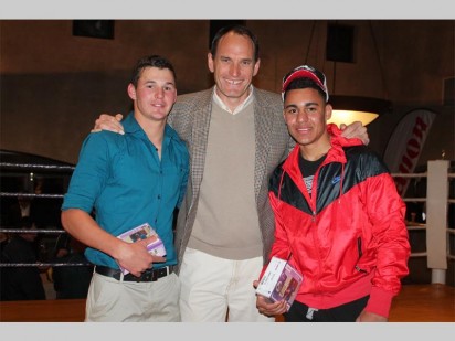 Trevor D'Oliviera, eienaar van Avianto in Muldersdrift (middel) oorhandig twee digitale kameras aan Jassie Kotzé (regs) en Nelson Raminos (regs) omdat hulle boksgeveg die meeste geld kon insamel.