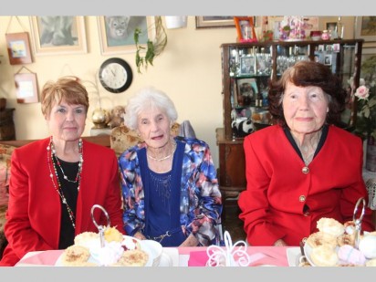 Die 100-jarige Barbara Krynaw (middel) saam met haar twee susters Rita Scott, 76, (links) en Hilda Ras, 90, (regs).