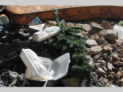 'n Kersboom en kitskosverpakking op die rommelhoopi.