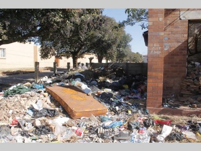 Huishoudelike en bourommel word op die erf gestort.
