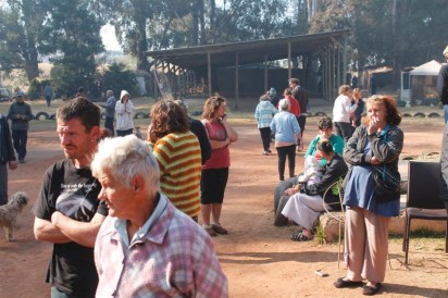 'n Gees van mismoedigheid, vrees en hartseer hang oor die kamp en sy inwoners.