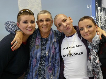 Enid von Abo (regs in middel) saam met haar sussies Charlene en Donna en haar ma Lillian.