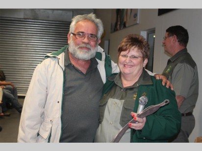 Ian Woods het met 'n paar handgemaakte leerprodukte weggestap. Saam met hom is Ria Zeelie, takvoorsitter van die Suid-Afrikaanse Jagters- en Wildbewaringsvereniging.