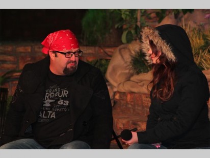 Gaskunstenaar en Krugersdorp-inwoner Gert Koevert gesels met aanbieder Janina Oberholzer.