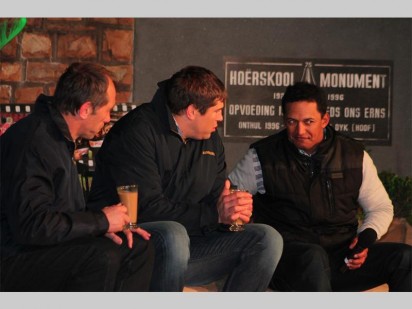 Brendan Venter en Willem Alberts, Hoërskool Monument se Springbokke gesels met Toks 'n Tjops-aanbieder en self 'n oud-Springbok Breyten Paulse.