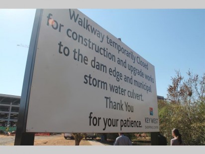 Die kennisgewingsbord wat aandui dat die voetpaadjie na die winkelsentrum tydelik gesluit is.