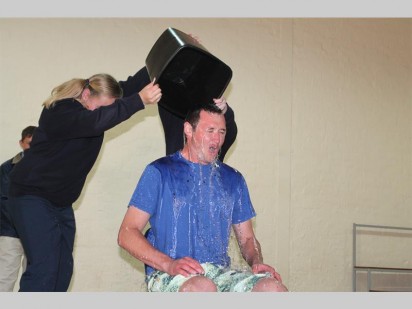 Dawie Bëhr, Graad 4 tot 6 Natuurwetenskappe-onderwyser snak na sy asem toe die emmer met water en ys oor sy kop uitgegooi is.