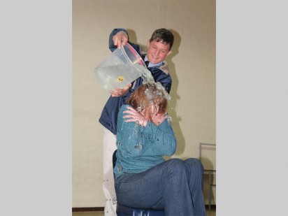Skoolhoof Annamarie Lombard probeer tevergeefs keer toe die ys en water oor haar spoel.