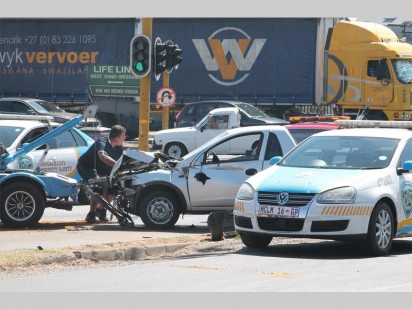 Shawn Singh se Corsa-bakkie word kort na die ongeluk weggesleep.