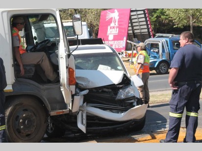 Verskeersowerhede ondersoek die inhoud van die vragmotor vir leidrade wat kan help om die bestuurder op te spoor.