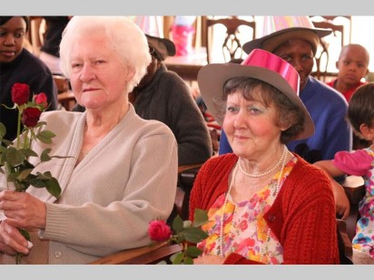 Nellie Erwee en Petro Fourie het rose ontvang.