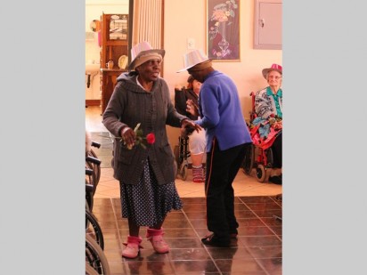 Selina Mkasi en Constance Modise het heerlik saam gedans toe Gibbon vir hulle gesing het.