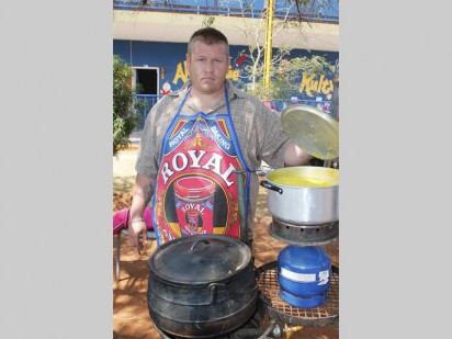 Hendri Katzke, vanjaar se potjiekoskompetisie-wenner maak seker dat die smaak van sy hoenderkerrie pot net reg op die beoordelaars se tong gaan val.