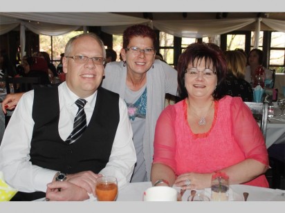 Absa se werknemers is voor van links Dirk Pretorius en Hester Moulta. Agter is Frasie Roberts.