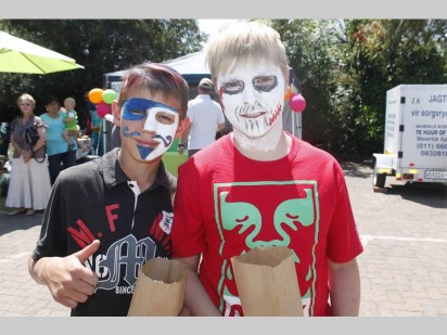 JP Fernandez, 12, en Jean Venter, 14, het vir die dag met gekleurde gesiggies 'n gedaanteverwisseling ondergaan.