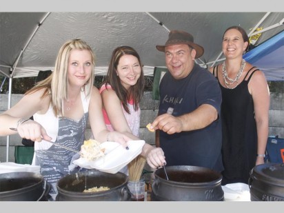 Van die deelnemers tydens die potjiekoskompetisie is van links Sanet en Sonja Prinsloo, en Phillip en Melinda van den Berg.
