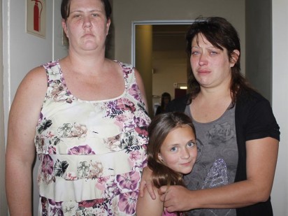 Vriende en familie van 'n vrou van Luipaardsvlei wat by die polisie as vermis aangemeld is, wil hê sy moet terugkom huis toe. Van links is Madelein Coetzee, en Pippie Koen en haar dogter Quzette.