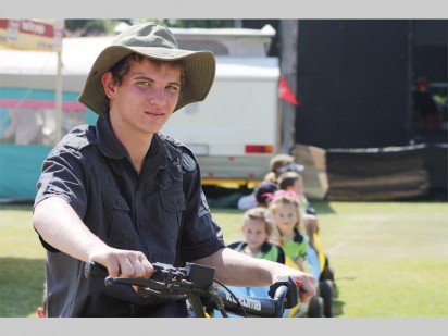 Christopher van der Berg, bestuurder van Oupa se Waentjies het met die kleuters op die feesterrein rondgerits.