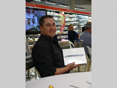 Kimberley-Clark employee and golf day participant Morné Swanepoel walked away with a spot prize; an iPad 3.