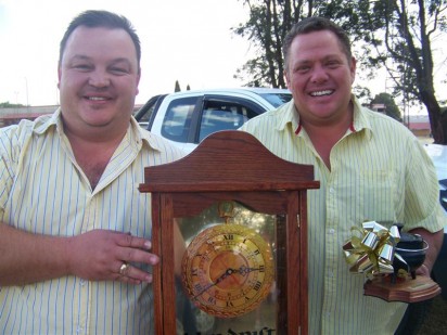 Die potjiekos kroon behoort aan die twee neefs Johnny en Hein White.