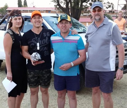 Jennifer en haar man Riaan van Rensburg het die tweede plek behaal met hulle potjiekos. Saam met hulle is Hoërskool Bastion-beheerliggaamlede Hannes van der Schyff en Alfred van Zyl.