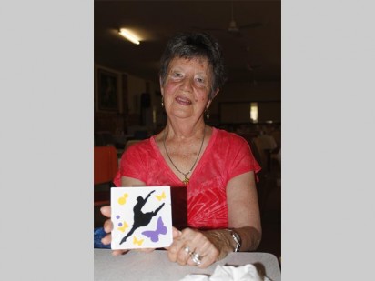 Annie Ferreira met haar handewerk.