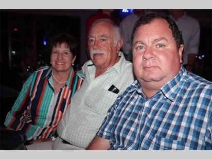 Annetjie en Eli Holtzhausen en Roy Clark geniet die funksie.