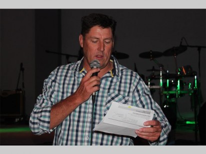Dawie van der Merw besig om van die items op te veil.