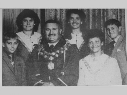 'n Foto van oud-burgemeesterspaar Thys en Dinky Steenkamp saam met hul gesin soos dit in 1985 in die Krugersdorp Nuus verskyn het.