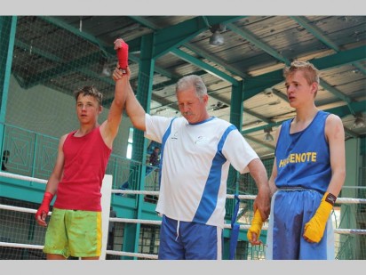 Skeidsregter Frikkie Gouws wys hier vir M Blignaut (links) van Randgate aan as die wenner nadat hy vir S de Villiers (regs) in die juniors-kategorie geklop het.