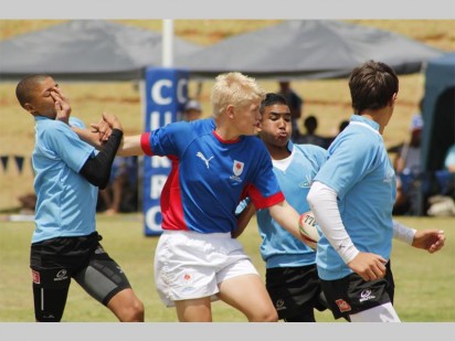 Gee pad! Dié Pumas speler stoot die Blou Bul speler uit die pad, maar word gou oorval.
