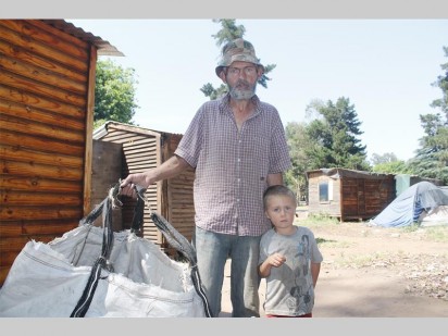 Robert Gunter en sy vyfjarige seun Marcel sien uit daarna om 'n nuwe begin in Munsieville te maak.