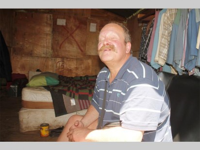 Marius van Aswegen is reeds vandat hy 18 jaar oud is in albei sy oë blind. Hy sê daar is baie onreëlmatighede in Kroningspark en is bly dat hy na 'n plek gaan waar daardie mense nie gaan wees nie.