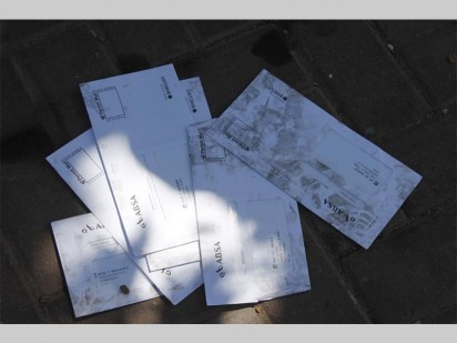 Posstukke, meestal rekeninge van Absa en die mediese fondsskeme Medscheme lê in die straat.