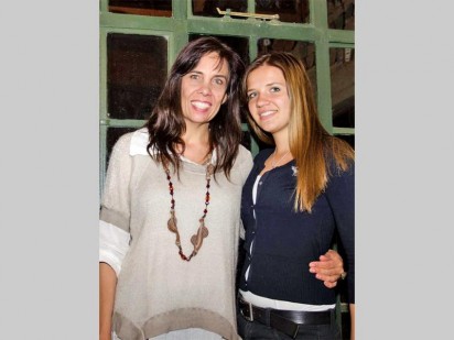 Nadine Whelpton straal van trots waar sy langs haar skrywerma Juliette staan tydens die boekbekendstelling. Juliette is ma van twee dogters wat haar sommer baie besig hou.