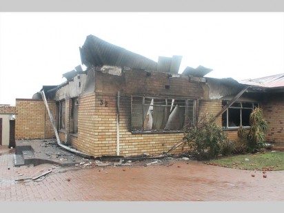 Die huis is onbewoonbaar na die brand.