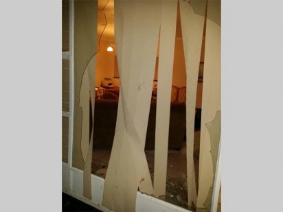Die venster sonder diefwering waardeur die verdagtes toegang tot die huis verkry het.