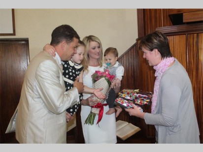 Dominee Willem Nel en sy gesin van links Sonja, Tanya en Sion ontvang hier geskenke van 'n gemeentelid.