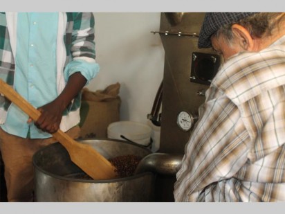 Oom Piet hard aan die rooster om vars koffie vir sy besoekers gereed te kry.