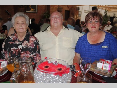 Rina Cloete, Hennie Kotze en Estelle Opperman geniet die bejaardes se funksie wat by Mug & Tree Gemeenskapsorgsentrum gehou is.